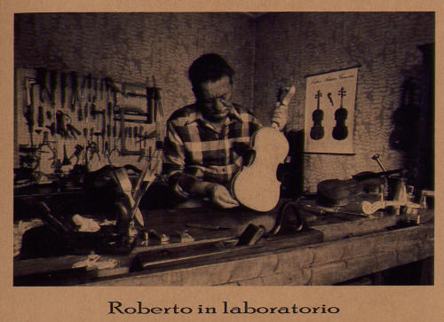 Roberto in laboratorio mentre lavora