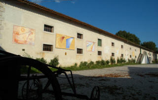 Fotografia dell'ala del complesso museale di Aiello con le meridiane sulla parete e il "folador" settecentesco. 